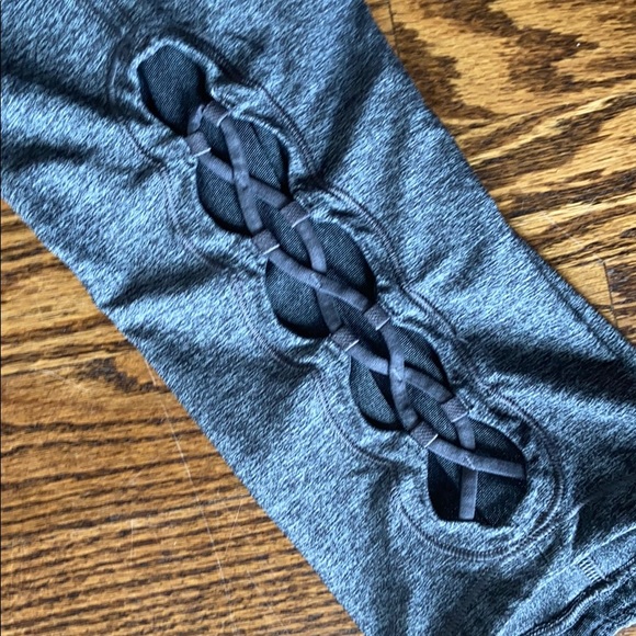 Lululemon Tied To It Crop, Sz 6 - Picture 2 of 7